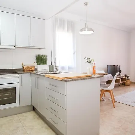 Laura Modern, Sunny In Quiet Area يوريت دي مار