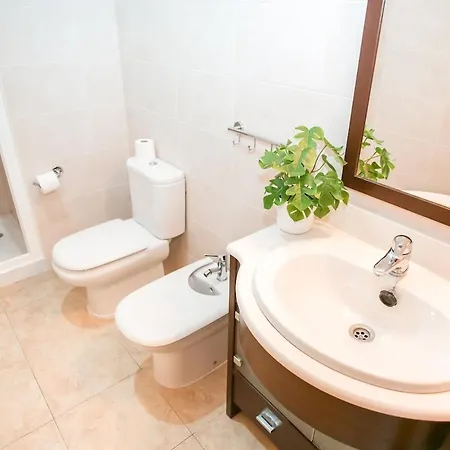 Laura Modern, Sunny In Quiet Area * يوريت دي مار