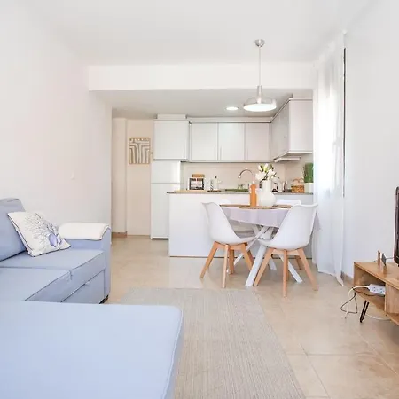 Laura Modern, Sunny In Quiet Area Daire Lloret de Mar