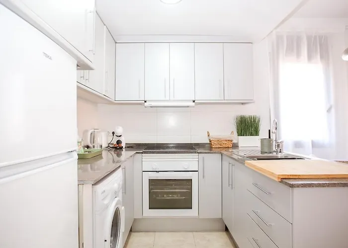 Laura Modern, Sunny In Quiet Area Apartament Lloret de Mar